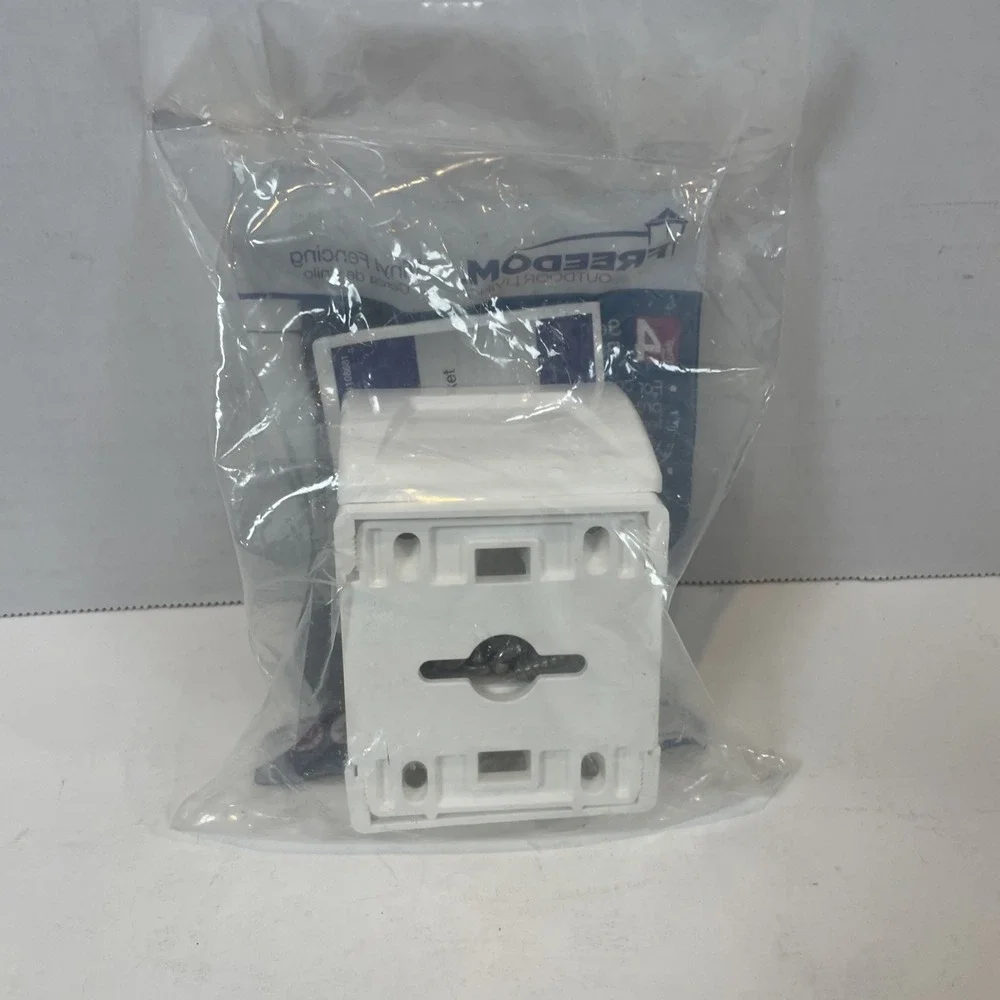 Freedom Outdoor Living Lot Of 2 Vinyl Fencing Set & Secure Brackets White